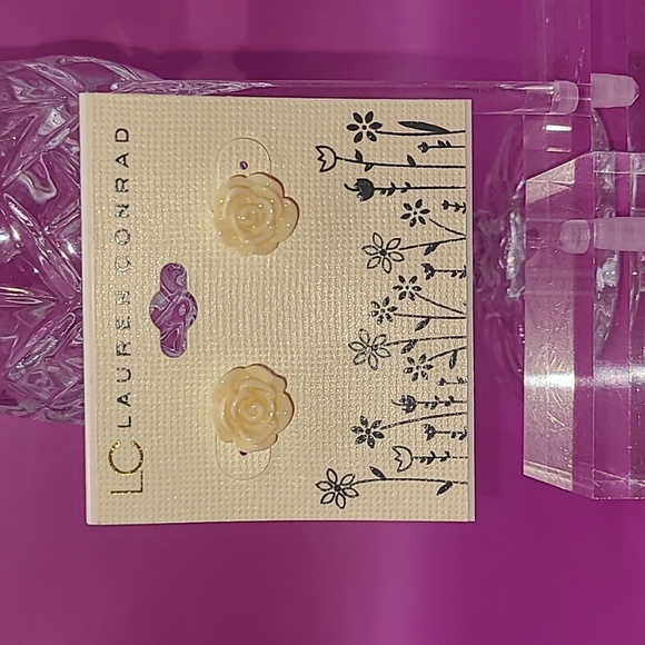 Small rose shaped earrings in off-white by Laura Conrad sold at Kohl's Nwt - Picture 1 of 6